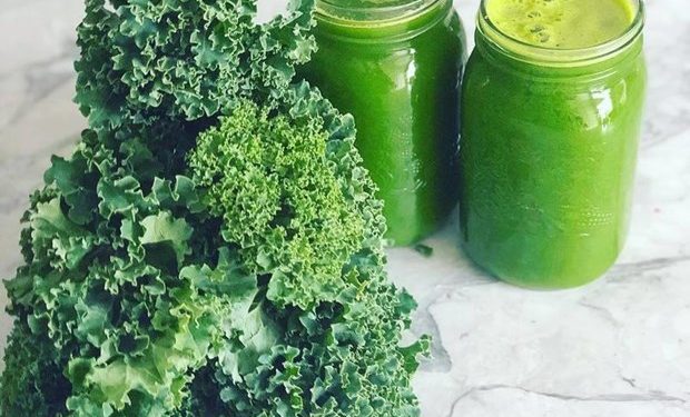 Nước ép cải xoăn, cần tây giúp cải thiện sức khỏe và làn da