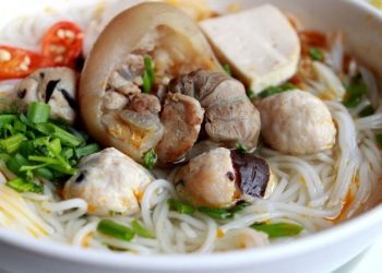 Đổi món với Bún móng giò