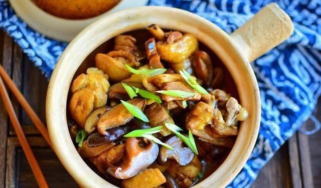 Đùi gà om nấm đông cô